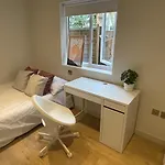 Kingston City Double Room With Shared Bathroom