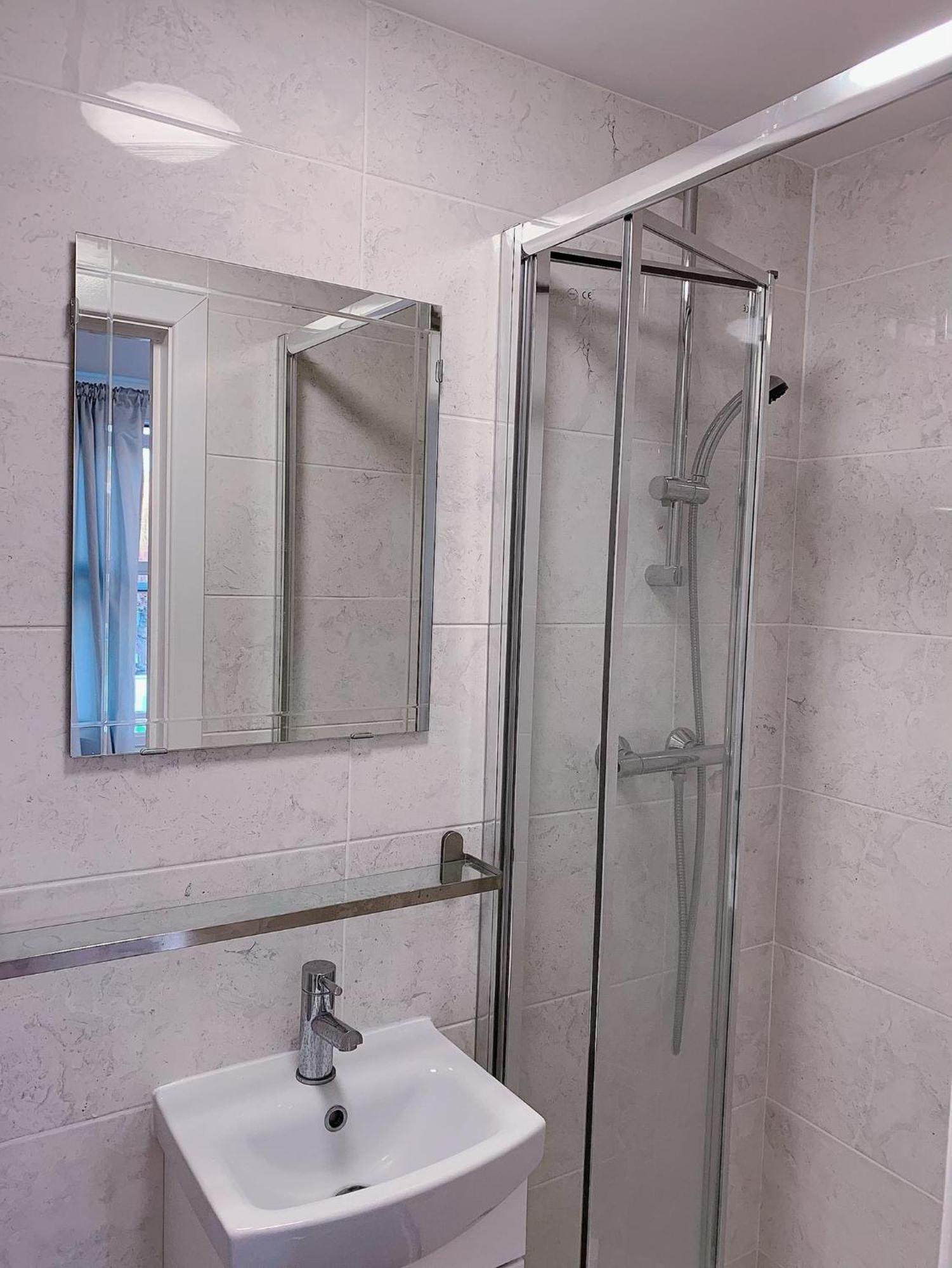 Homestay Kingston City Double With Shared Bathroom Kingston upon Thames (Greater London)